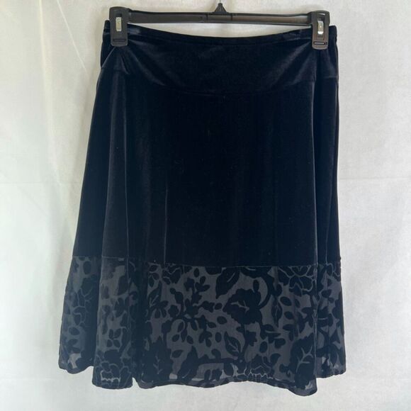 Apostrophe Petite Dressy Black Velvet Skirt with Embossed Floral Hem SM(6-8) - Picture 5 of 6